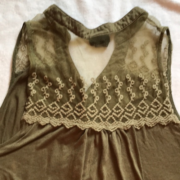 Green lace and solid tank top - Picture 3 of 3